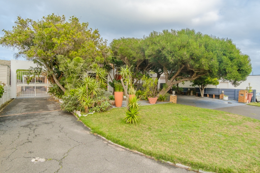 6 Bedroom Property for Sale in Kommetjie Western Cape